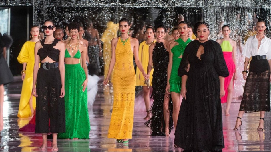 Colores y estampados: Carolina Herrera trasladó su tradicional desfile de moda de Nueva York a Río de Janeiro