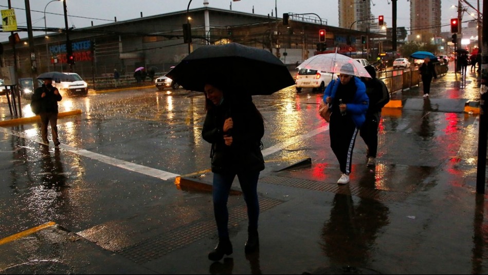 Más de 48 mil personas sin suministro: Activan plan de contingencia por cortes de luz en Región Metropolitana