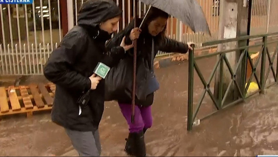 Pallets arrastrados y zanjas profundas por lluvias: Fuerte corriente de agua domina las calles en La Cisterna