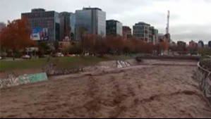 Registro del río Mapocho tras crecida de caudal y desborde por intensas lluvias