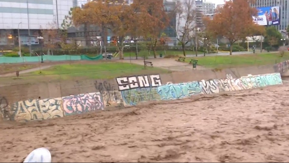 'Desde la década del 90 que no se veía un desbordamiento así': Así ha aumentado el caudal del Rio Mapocho