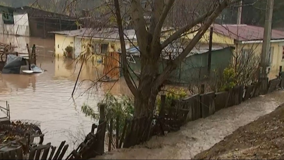 Casas inundadas en Pudahuel por desbordamiento del río Mapocho: 'Perdimos todo'