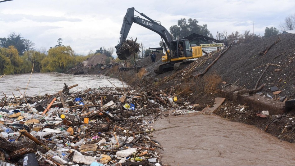 Hasta un refrigerador: Mucho Gusto retrató impacto por basura acumulada tras desborde del río Mapocho