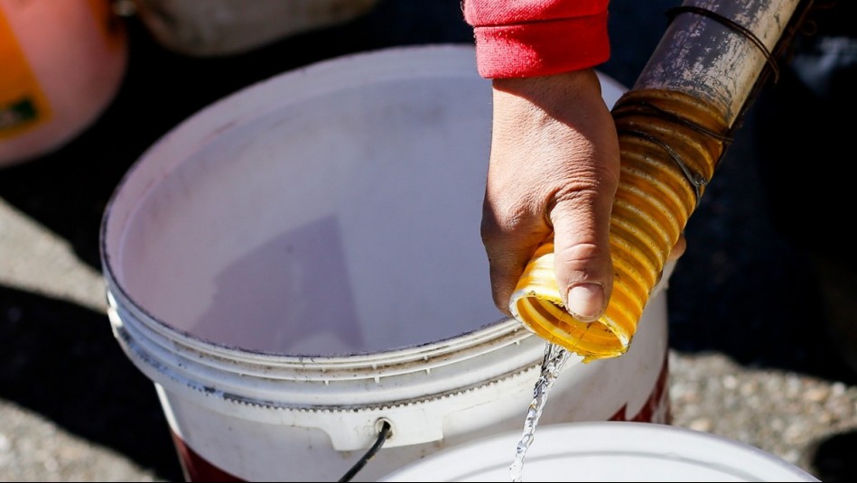 Recomiendan juntar agua: Aguas Andinas se adhiere a posible suspensión de suministro