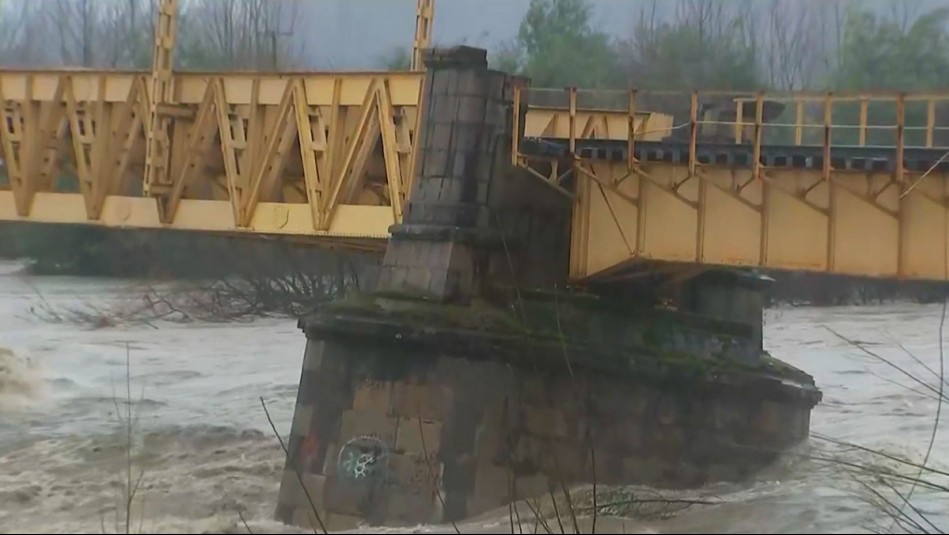 Puente ferroviario de Longaví colapsa tras sistema frontal: Estaría al menos cinco días inutilizado