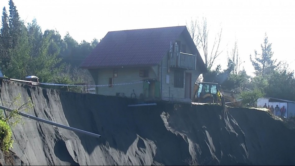 'Prácticamente colgando': Casa está al borde de caer a estero en Yumbel