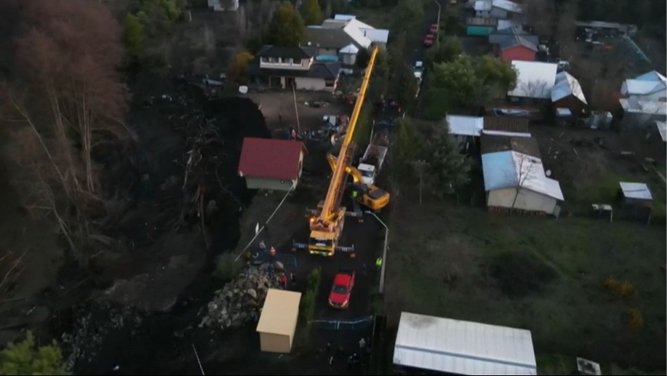 Impresionante registro del momento en que salvan casa que estuvo a punto de caer a un estero en Yumbel Impresionante registro del momento en que salvan casa que estuvo a punto de caer a un estero en Yumbel