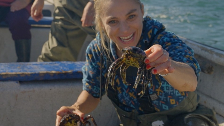 Mariana Derderián se luce capturando jaibas junto a pescadoras de Tomé