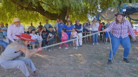 ¡No lo logró!: Mariana Derderián puso a prueba su fuerza en tirar la cuerda en Disfruta la Ruta