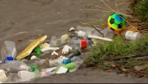 Reportan masiva acumulación de basura en canal Santa Marta en Maipú: "Son kilómetros y kilómetros"