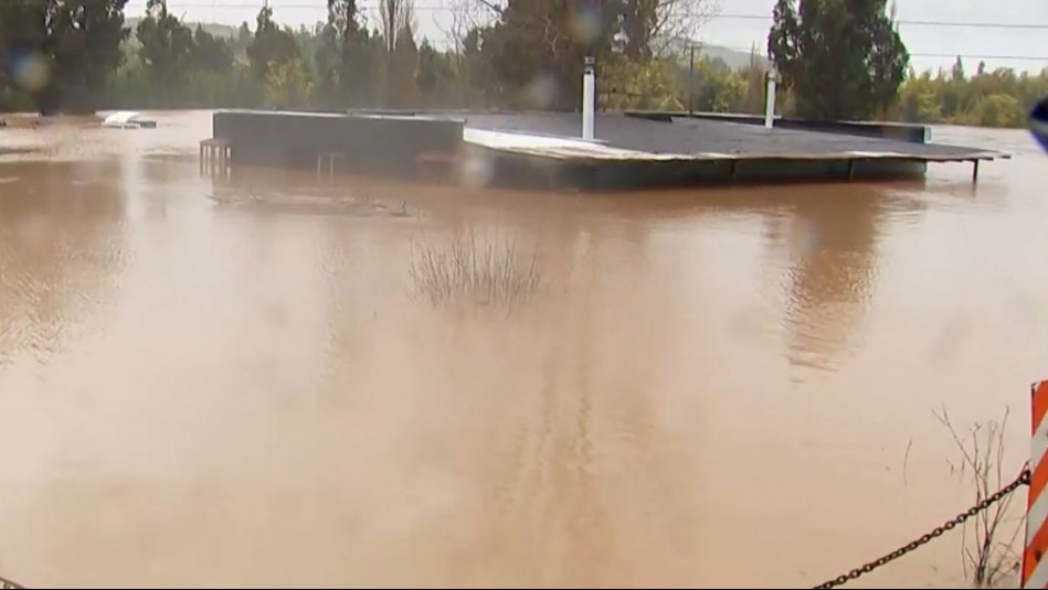 Casas quedan bajo el agua tras desborde de río en San Javier: 'Tuvimos que salir con lo puesto'