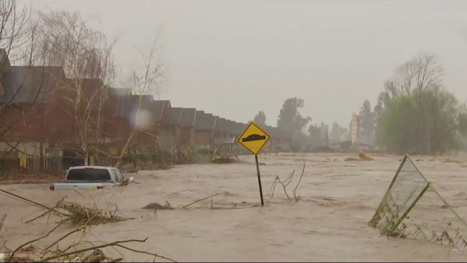 Vecinos están atrapados en segundo piso de casas inundadas en Curicó: 'No sabemos nada de ellos'