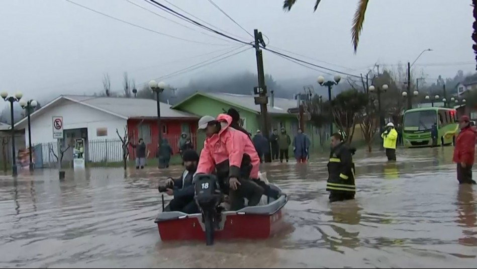 Rescatan en bote a vecinos tras desborde de ríos en Licantén: Centro de la comuna está completamente inundado