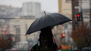 Sistema frontal en la Región Metropolitana: ¿A qué hora lloverá y cuánto este martes en Santiago?