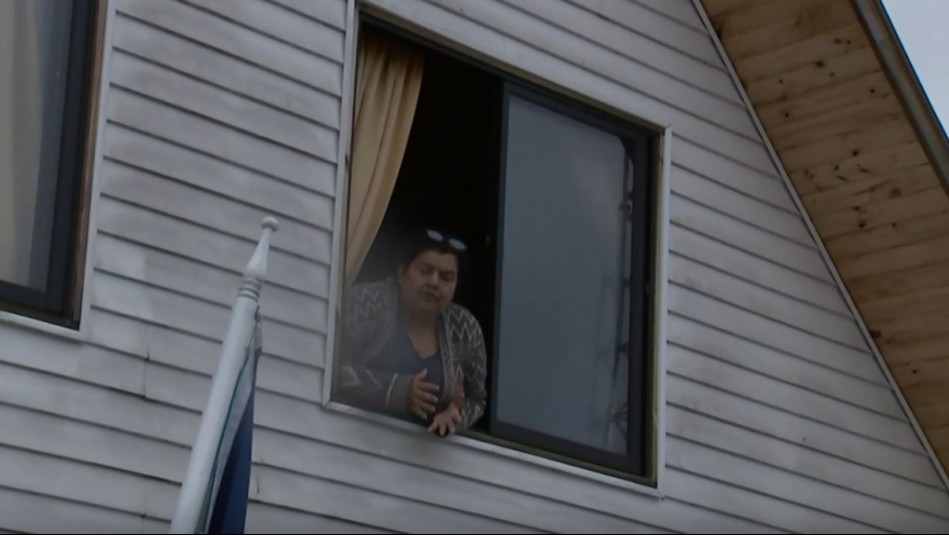 'Hay que sacar fuerzas': El conmovedor mensaje de familias atrapadas en segundo piso de sus casas en Licantén