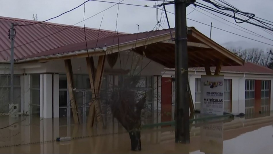 'Gracias a Dios salimos a tiempo': Mujer embarazada es rescatada luego que su casa fuese arrastrada por río