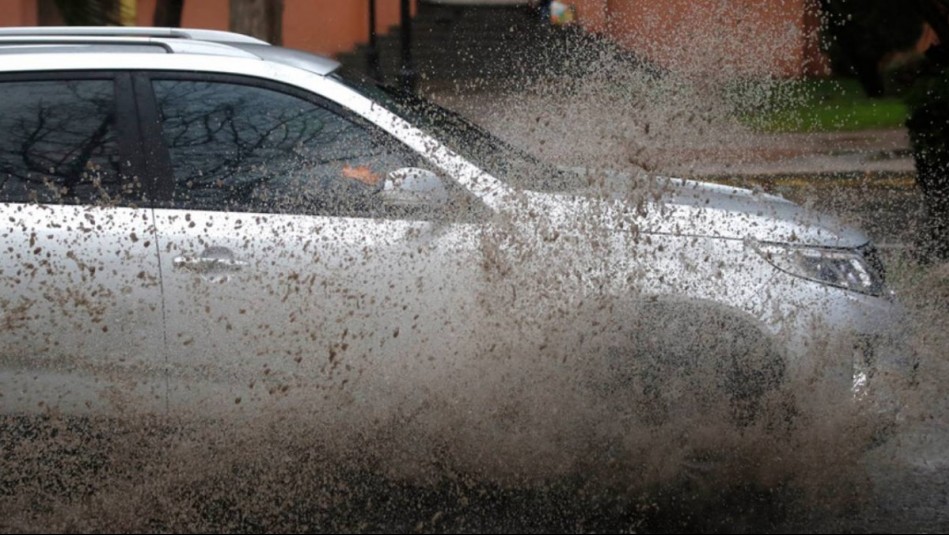 ¿Lo sabías? Conductores que mojen a peatones tras lluvias arriesgan altas multas