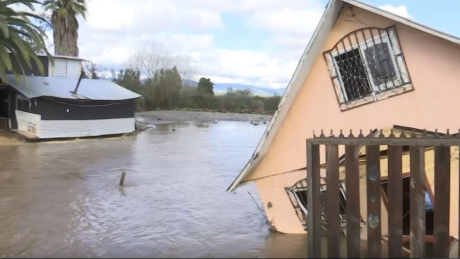 Crecida de río Cachapoal arrasa con casas en Doñihue: 'Comenzó a erosionar la ruta'