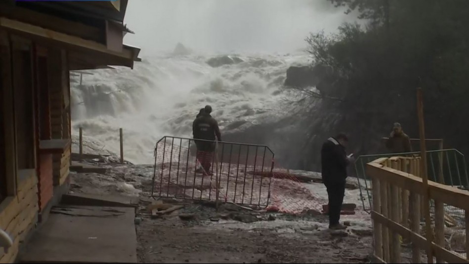 Cierran acceso a Salto del Laja por fisura en cercanías de locales comerciales: Podría provocar un derrumbe