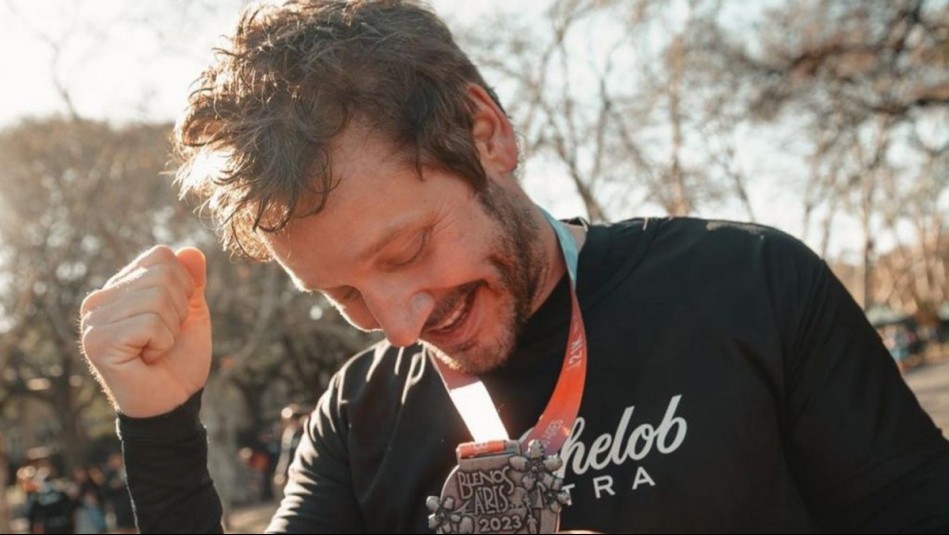 Benjamín Vicuña posa feliz al culminar la Media Maratón de Buenos Aires y su foto genera debate