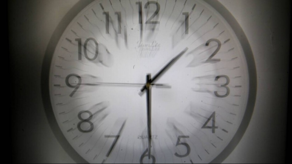 Este sábado se realiza un nuevo cambio de hora: ¿Se deben atrasar o adelantar los relojes?