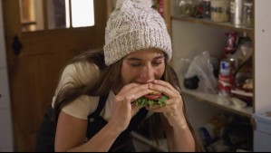 Tita Ureta cocinó y degustó las hamburguesas de Cochayuyo en un nuevo capítulo de La Ruta del Agua