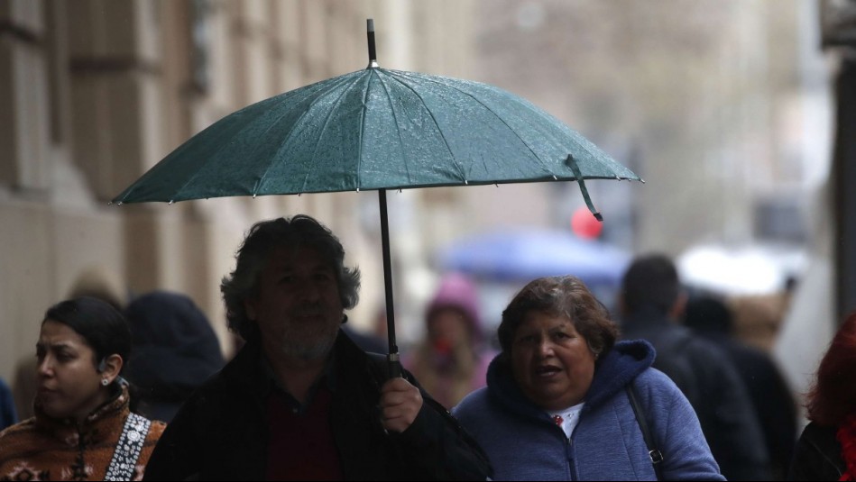 'No va a ser una lluvia intensa': Anuncian cuánto lloverá este miércoles en Santiago