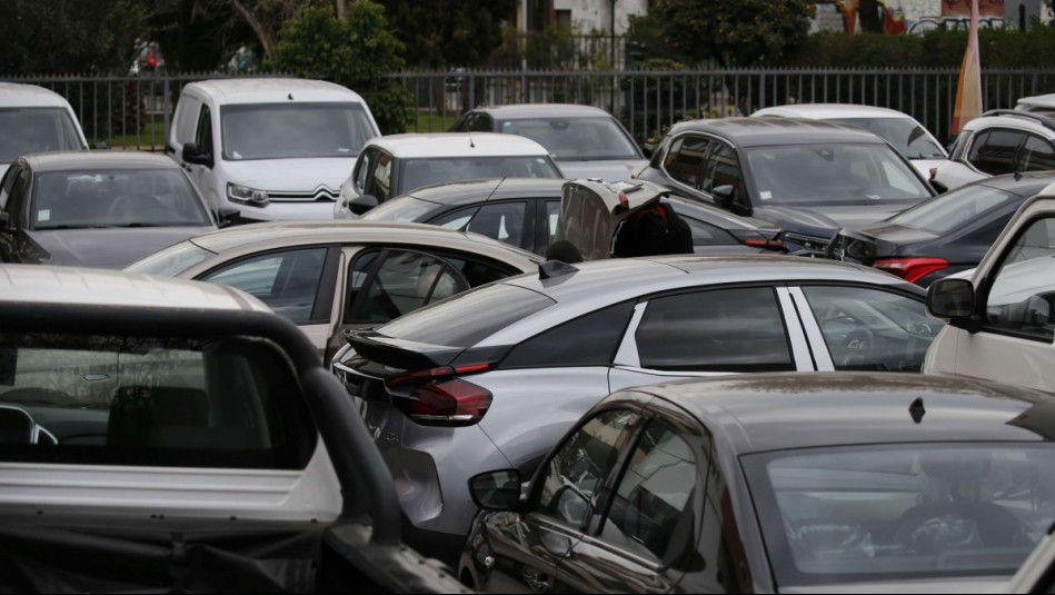 'Se le hace más difícil al delincuente': Experto cómo funciona ley que obliga el grabado de patente en vidrios