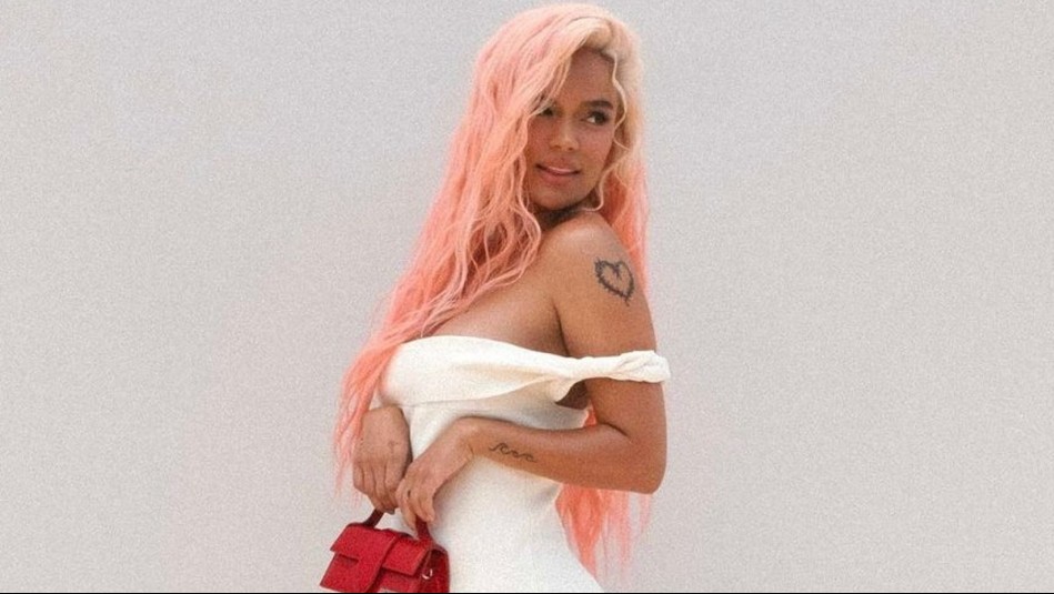 'La verdadera sirenita': Karol G evidencia que se está borrando el tatuaje de Anuel con un look de infarto