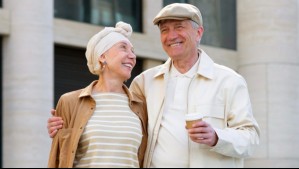 ¿Se puede recibir el Bono Bodas de Oro de $403 mil si un cónyuge vive en un hogar de cuidados?