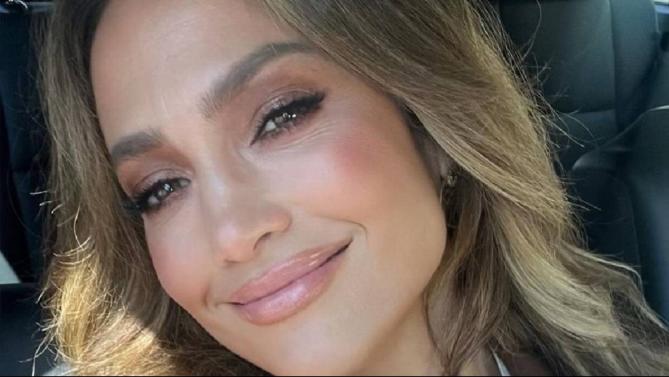 Jennifer Lopez se vuelve a poner un vestido que lució Shakira y divide la opinión de sus fans