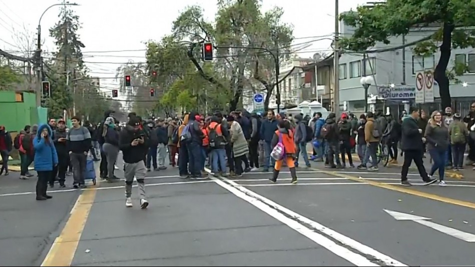 Trabajadores de construcción de Hospital Salvador acusan sueldos impagos: 'Nos tratan como animales'