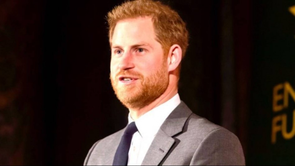 El príncipe Harry llega al Reino Unido sin Meghan Markle: 'Jamás le harían una reverencia a Kate Middleton'