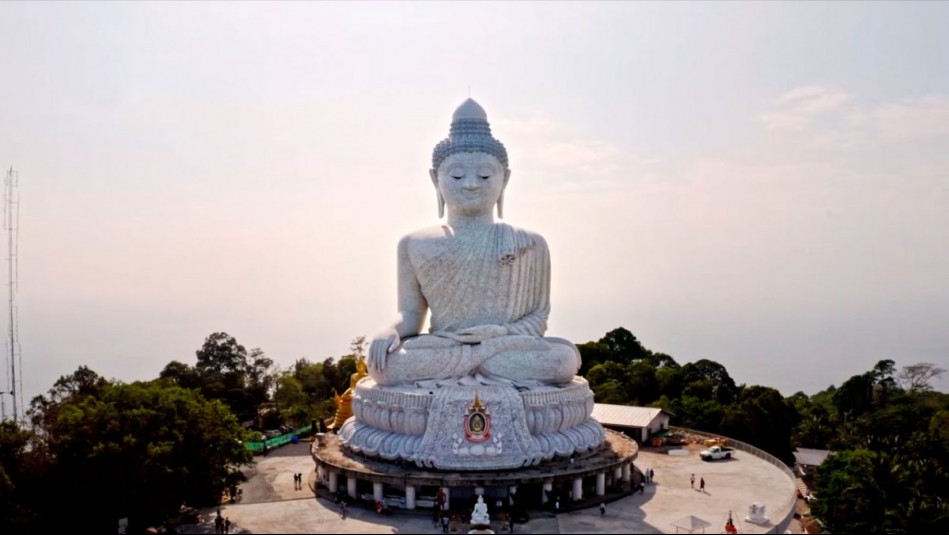 Un día de meditación: Dani y César conocieron al Gran Buda de Phuket en Viajando Ando