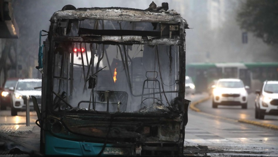 Obligaron a pasajeros a bajarse: Overoles blancos queman dos buses Red en cercanías de Liceo de Aplicación