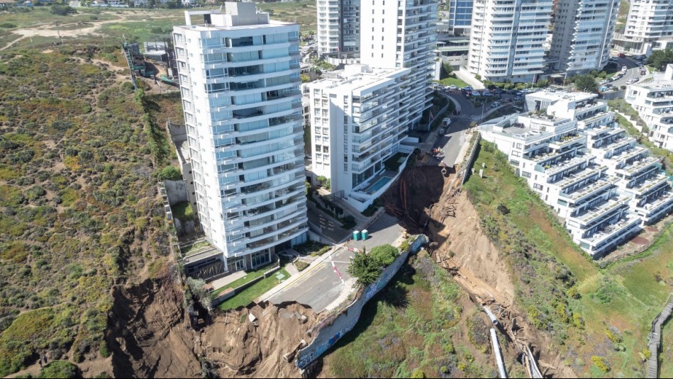 El angustiante desalojo de vecinos ante inhabitabilidad de edificio de Viña del Mar por socavones