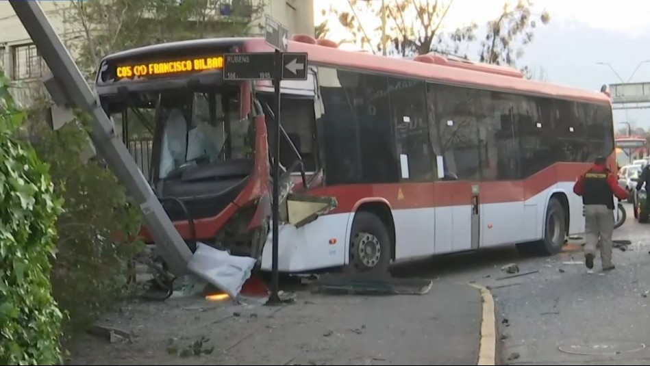 Dos buses del servicio RED protagonizan choque en Las Condes: Uno terminó derribando un poste