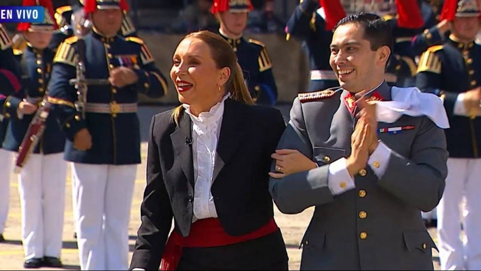 Karen Doggenweiler y Gonzalo Ramírez bailaron pie de cueca junto a militares en la previa de la Parada Militar
