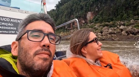 Dani Urrizola y César viven extrema aventura en una lancha en las Cataratas de Iguazú en Viajando Ando