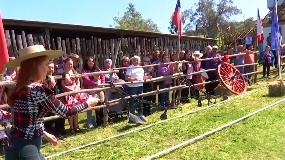 Begoña Basauri aprende a jugar rayuela luego de varios intentos en De Paseo