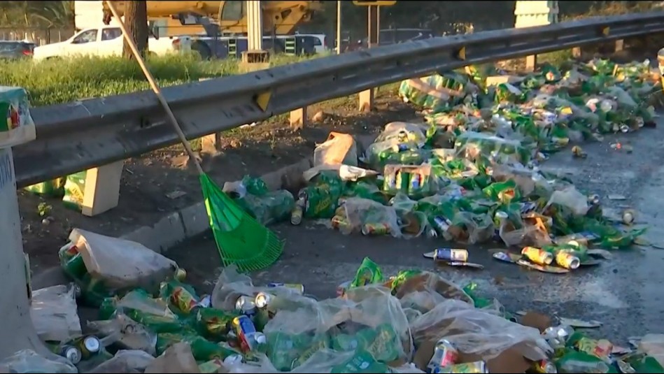 Camión con cervezas perdió parte de su carga y genera alta congestión en la Ruta 5 Sur