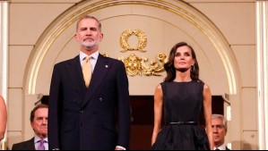 La reina Letizia de España acapara las miradas en un evento con vestido de bajo costo y zapatos usados
