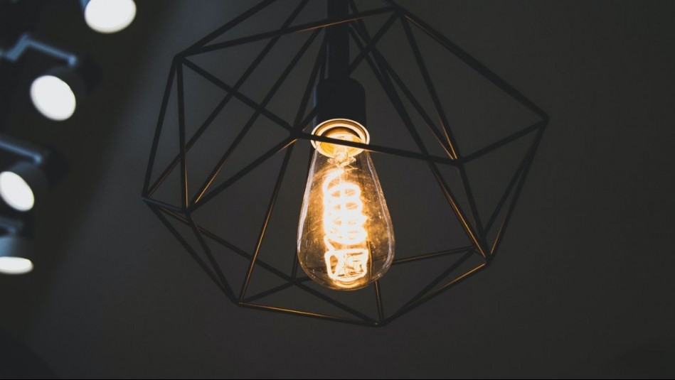 Fernando Godoy y el Grupo Saesa explican cómo determinar la eficiencia de una ampolleta