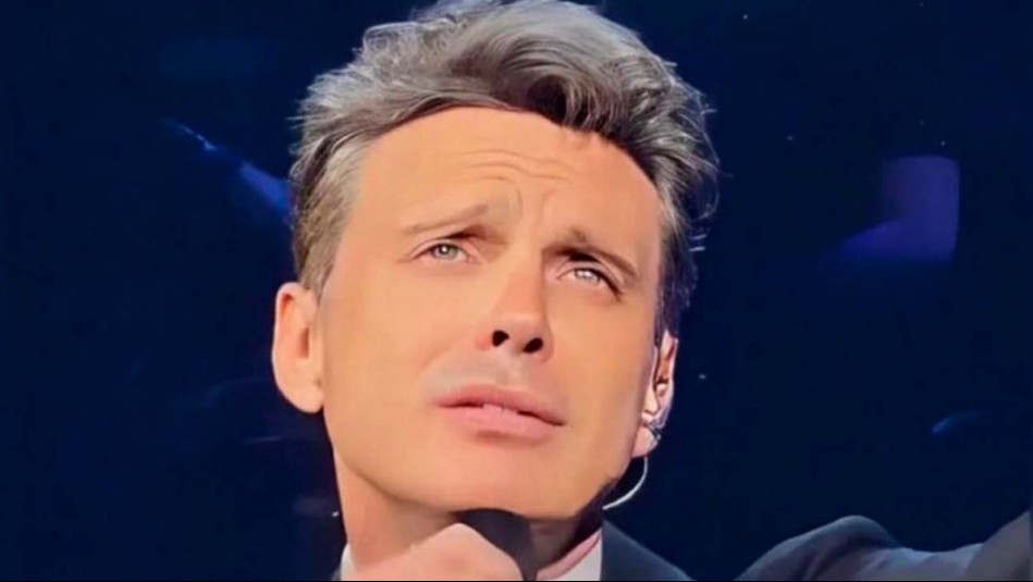 ¿Estará enfermo? Captan a Luis Miguel quejándose de un dolor de espalda en pleno concierto