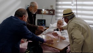 El emotivo momento de Armando y sus amigos al visitar a Moncho en el hospital en Como la Vida Misma