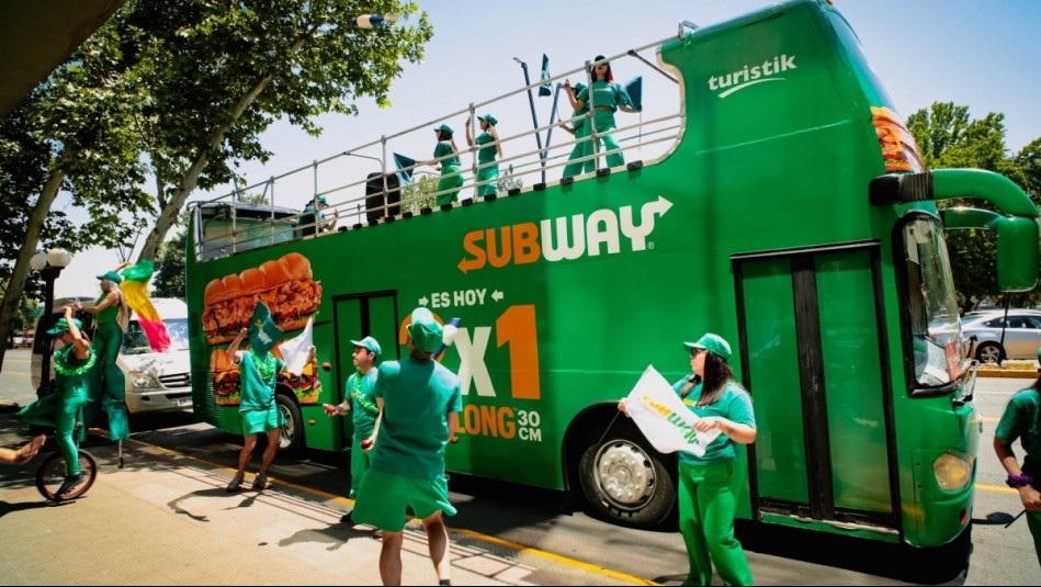 Subway celebró el Día Mundial del Sándwich arriba de autobús que recorrió locales de Santiago