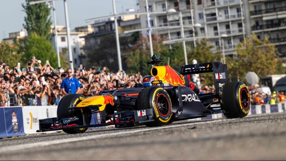 Sepu conoció el RB7 de Red Bull: Auto de la escudería campeona de la Fórmula 1 llega a Santiago este domingo