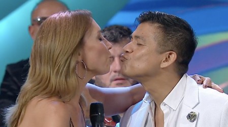 Al igual que en el año 2010: Karen Doggenweiler y Américo revivieron su icónico beso en la Teletón