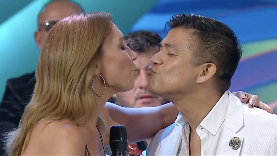 Al igual que en el año 2010: Karen Doggenweiler y Américo revivieron su icónico beso en la Teletón