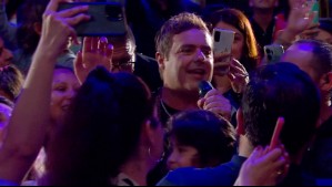 Fanatismo total: Paolo Meneguzzi desató locura entre asistentes al Teatro Teletón y fan no lo quiso dejar ir